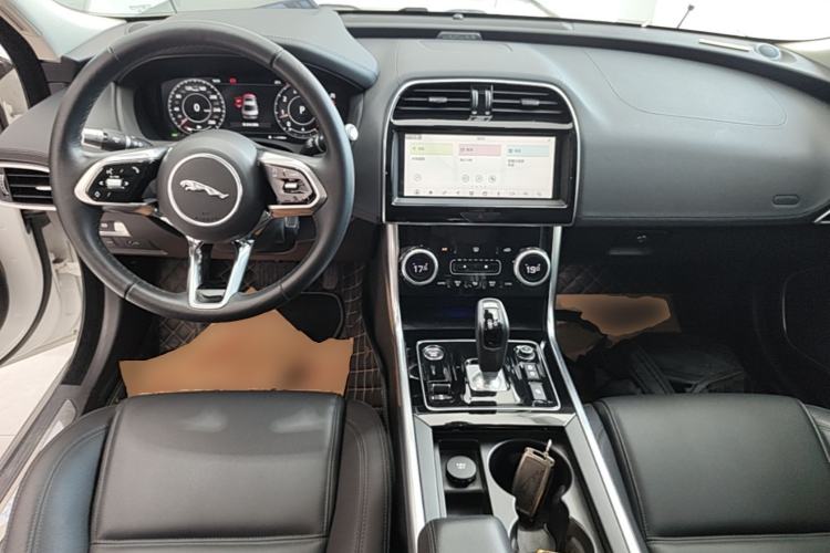 Used Jaguar XEL 2020 2.0T 250 PS SE Tech-Elegant Edition Center Console