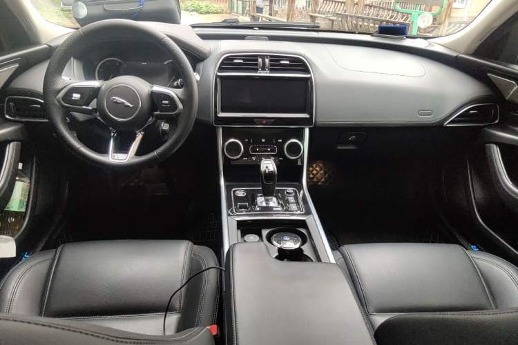 Used Jaguar XEL 2020 2.0T 200 PS S Advanced Elegance Edition Center Console