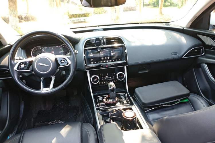 Used Jaguar XEL 2020 2.0T 200 PS S Advanced Elegance Edition Center Console