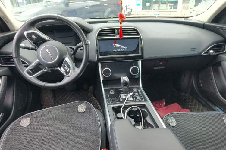 Used Jaguar XEL 2020 2.0T 250 PS SE Tech-Elegant Edition Center Console