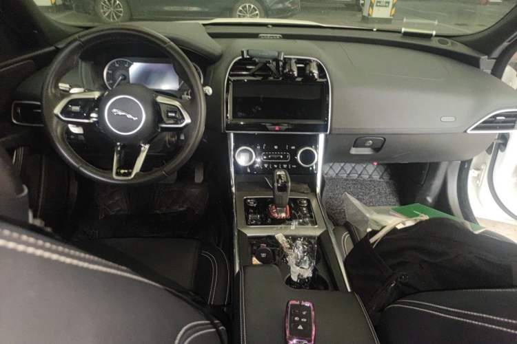 Used Jaguar XEL 2020 2.0T 200 PS R-DYNAMIC S Advanced Sport Edition Center Console