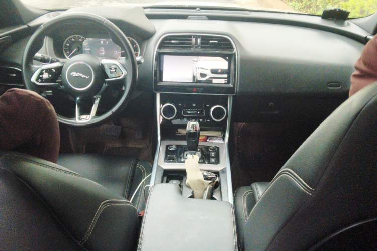 Used Jaguar XEL 2020 2.0T 200PS R-DYNAMIC Youth Sports Edition Center Console