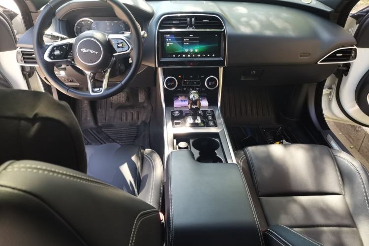 Used Jaguar XEL 2020 2.0T 200PS R-DYNAMIC Youth Sports Edition Center Console