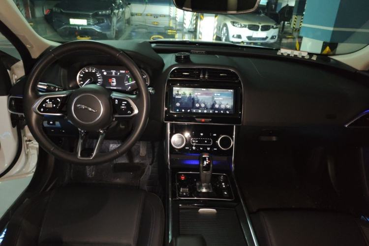 Used Jaguar XEL 2020 2.0T 200 PS S Advanced Elegance Edition Center Console