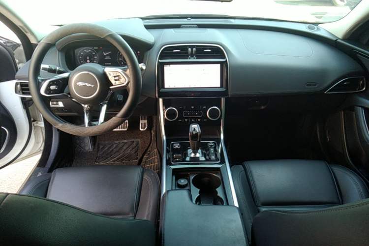 Used Jaguar XEL 2020 2.0T 200 PS S Advanced Elegance Edition Center Console