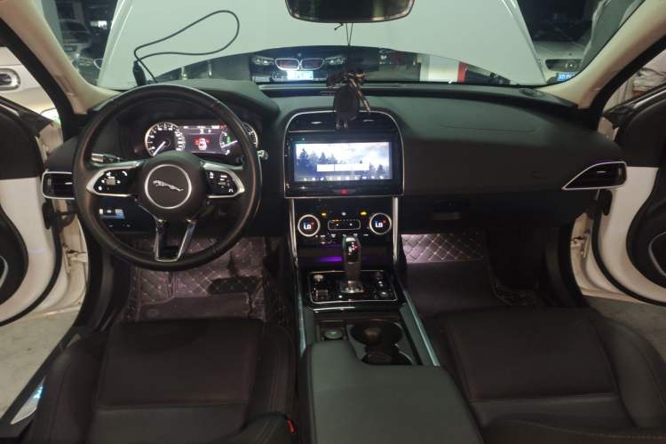 Used Jaguar XEL 2020 2.0T 200 PS S Advanced Elegance Edition Center Console