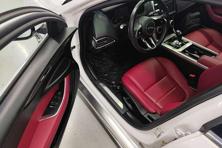 Used Jaguar XEL 2020 2.0T 200 PS R-DYNAMIC S Advanced Sport Edition Driver Seat