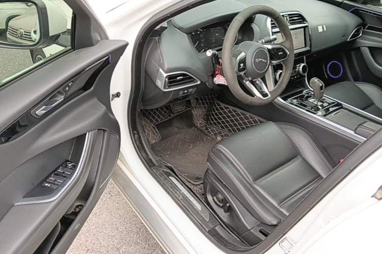 Used Jaguar XEL 2020 2.0T 200 PS S Advanced Elegance Edition Driver Seat