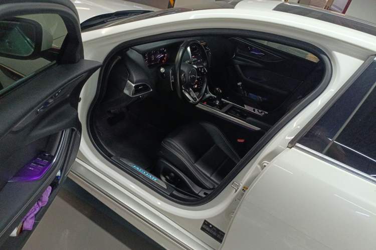 Used Jaguar XEL 2020 2.0T 200 PS R-DYNAMIC S Advanced Sport Edition Driver Seat