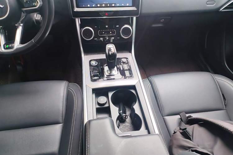 Used Jaguar XEL 2020 2.0T 200PS R-DYNAMIC Youth Sports Edition Gear Lever
