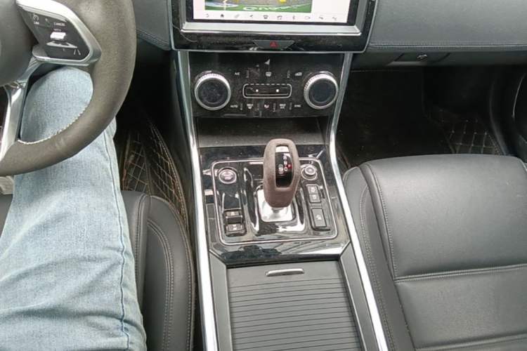 Used Jaguar XEL 2020 2.0T 200 PS S Advanced Elegance Edition Gear Lever
