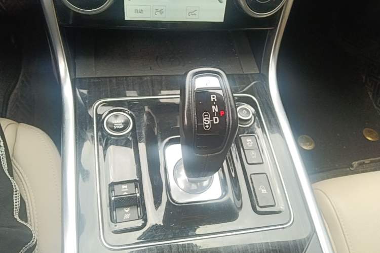 Used Jaguar XEL 2020 2.0T 250 PS SE Tech-Elegant Edition Gear Lever