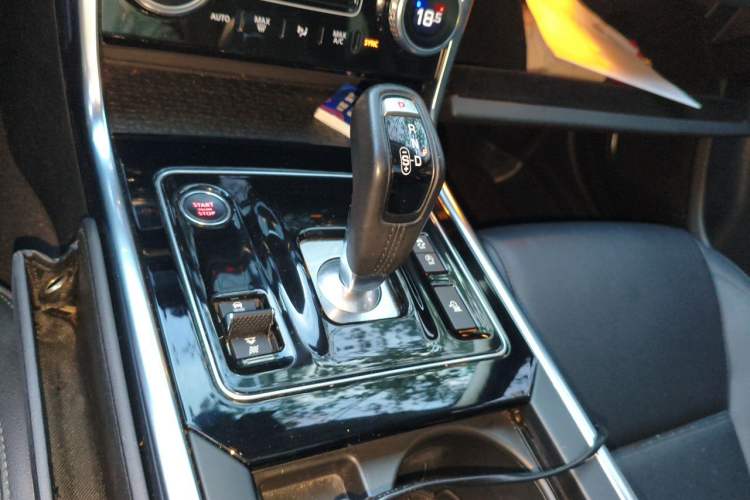 Used Jaguar XEL 2020 2.0T 250 PS SE Tech-Elegant Edition Gear Lever