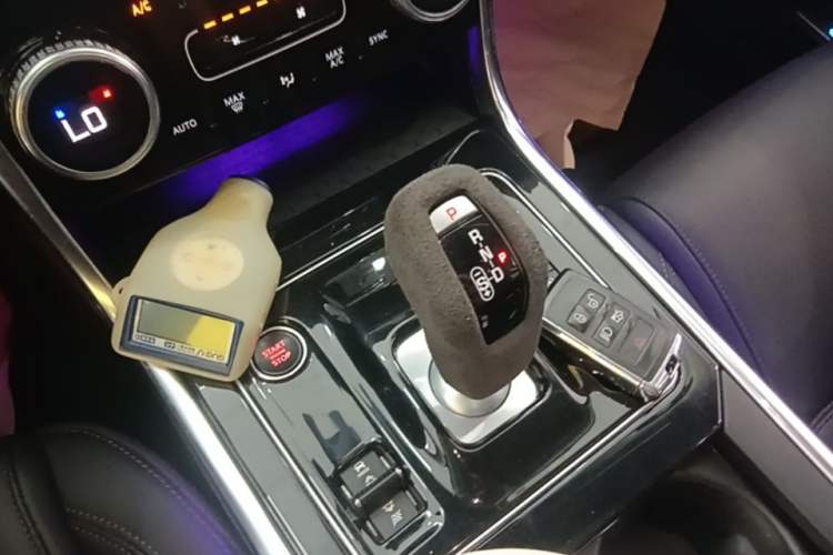 Used Jaguar XEL 2020 2.0T 200 PS S Advanced Elegance Edition Gear Lever