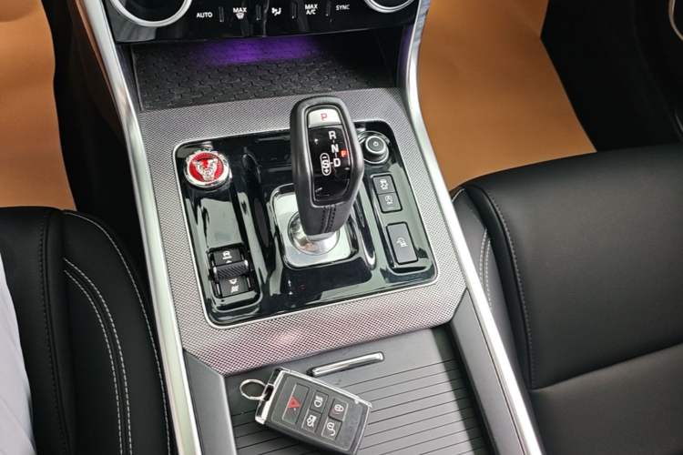 Used Jaguar XEL 2020 2.0T 200PS R-DYNAMIC Youth Sports Edition Gear Lever