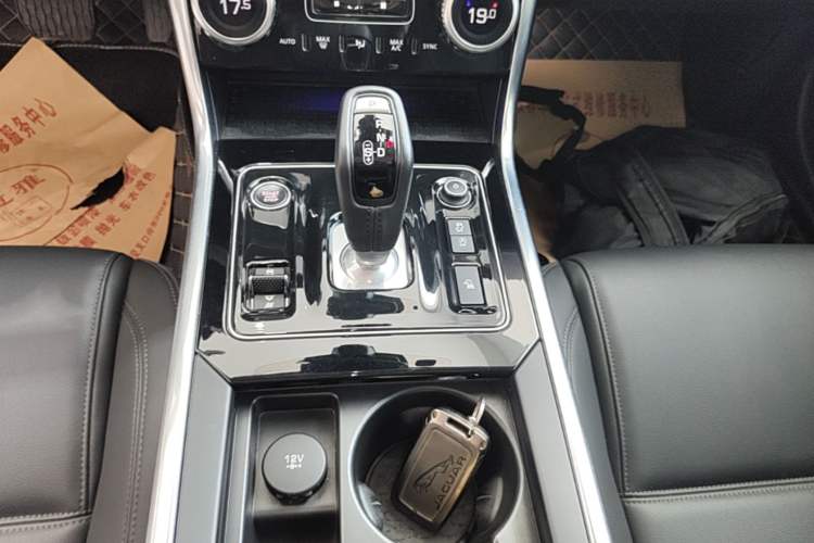 Used Jaguar XEL 2020 2.0T 250 PS SE Tech-Elegant Edition Gear Lever