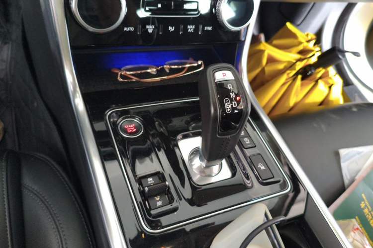 Used Jaguar XEL 2020 2.0T 200 PS S Advanced Elegance Edition Gear Lever