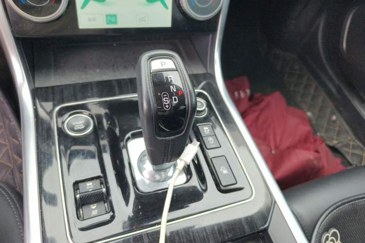 Used Jaguar XEL 2020 2.0T 250 PS SE Tech-Elegant Edition Gear Lever
