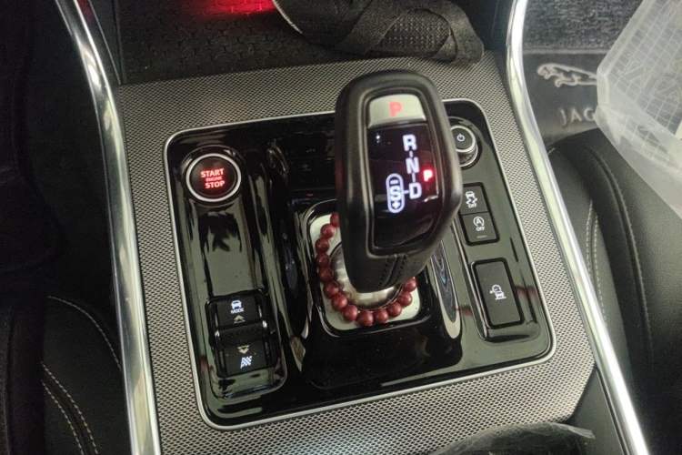 Used Jaguar XEL 2020 2.0T 200 PS R-DYNAMIC S Advanced Sport Edition Gear Lever