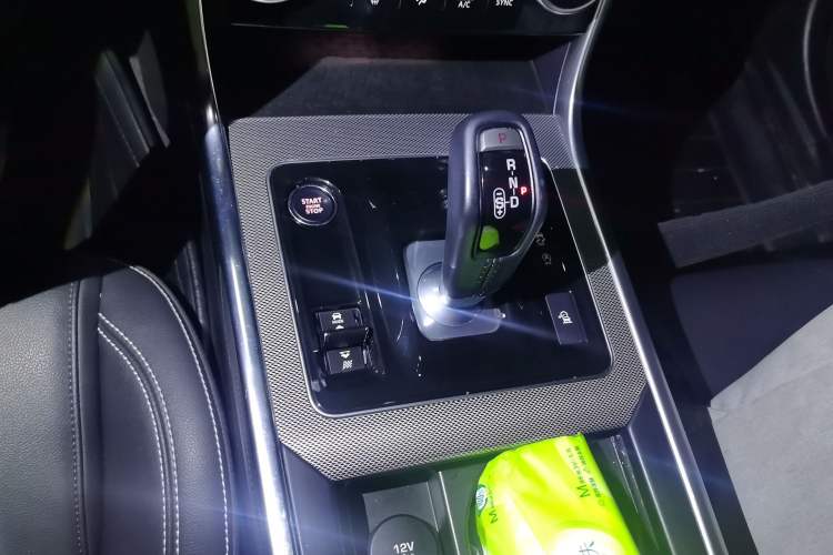 Used Jaguar XEL 2020 2.0T 200PS R-DYNAMIC Youth Sports Edition Gear Lever