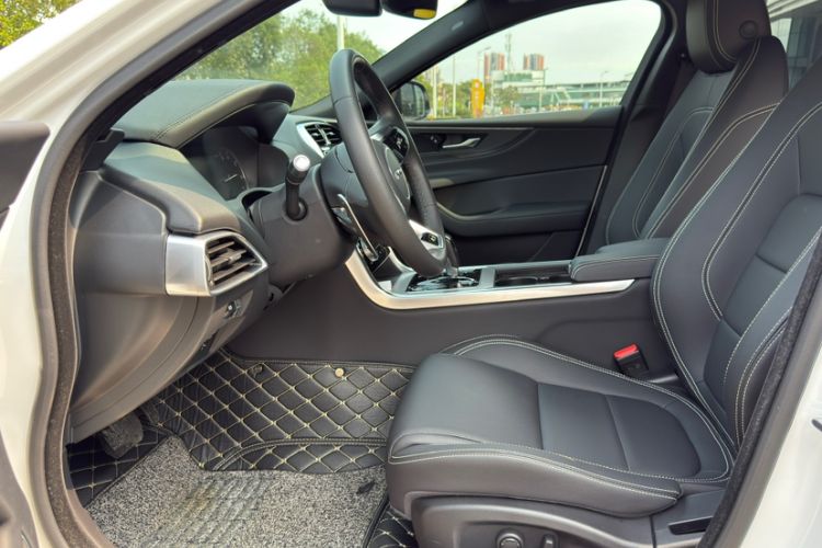 Used Jaguar XEL 2020 2.0T 200PS R-DYNAMIC Youth Sports Edition Interior 2