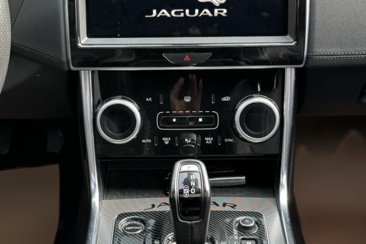 Used Jaguar XEL 2020 2.0T 200 PS R-DYNAMIC S Advanced Sport Edition Interior 3
