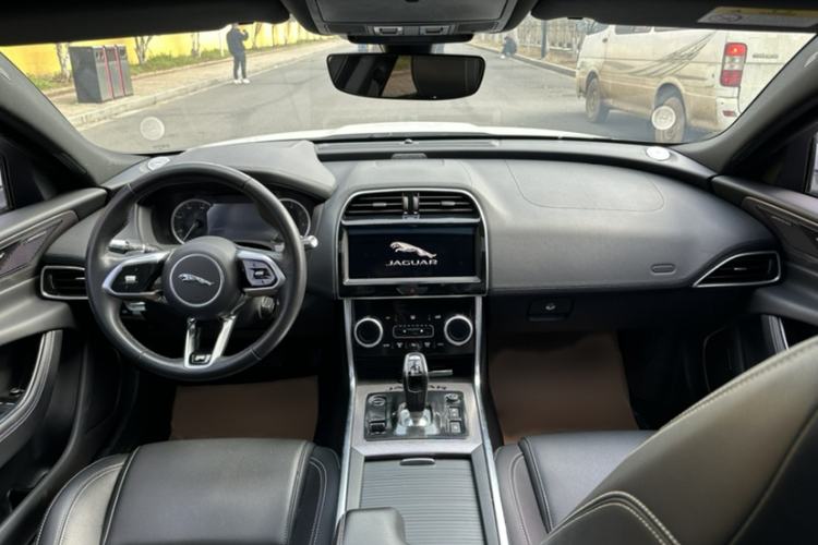 Used Jaguar XEL 2020 2.0T 200 PS R-DYNAMIC S Advanced Sport Edition Interior 6