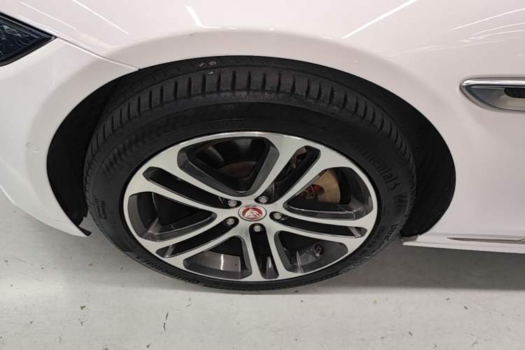 Used Jaguar XEL 2020 2.0T 200 PS R-DYNAMIC S Advanced Sport Edition Left Front Wheel Hub