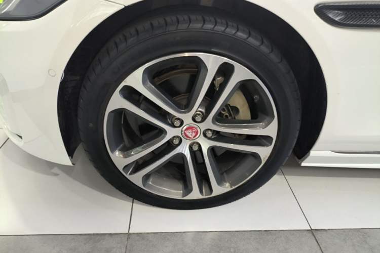 Used Jaguar XEL 2020 2.0T 200 PS R-DYNAMIC S Advanced Sport Edition Left Front Wheel Hub
