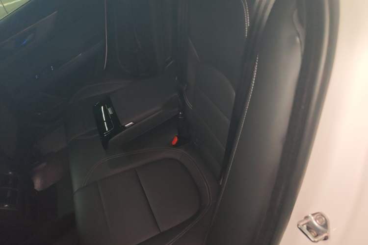 Used Jaguar XEL 2020 2.0T 200PS R-DYNAMIC Youth Sports Edition Left Rear Seat