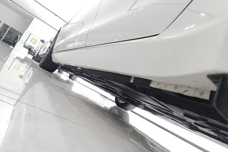 Used Jaguar XEL 2020 2.0T 250 PS SE Tech-Elegant Edition Left Side Sill