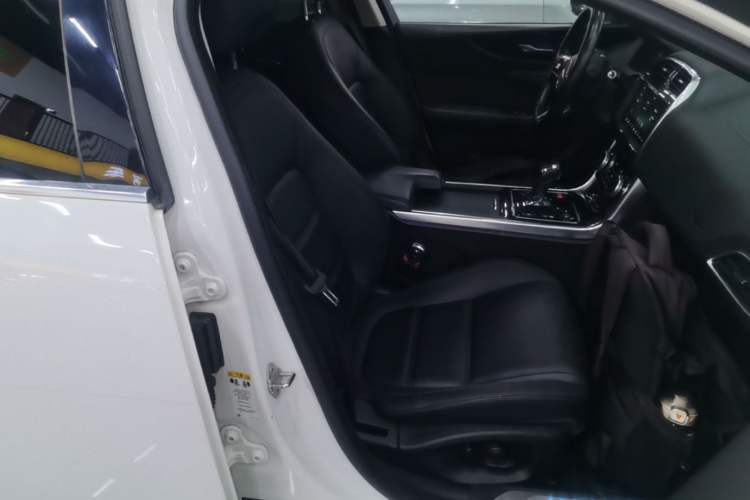 Used Jaguar XEL 2020 2.0T 200 PS S Advanced Elegance Edition Right Front Seat