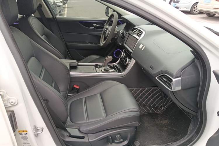 Used Jaguar XEL 2020 2.0T 200 PS S Advanced Elegance Edition Right Front Seat