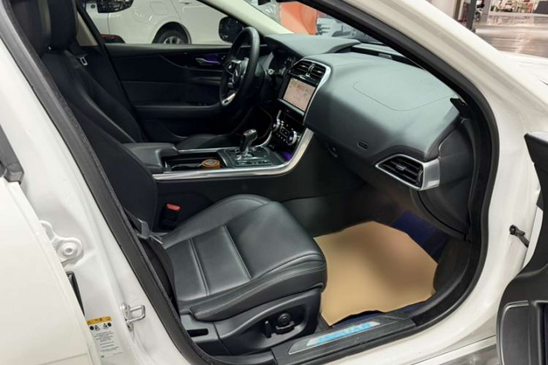 Used Jaguar XEL 2020 2.0T 200 PS S Advanced Elegance Edition Right Front Seat