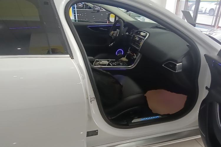 Used Jaguar XEL 2020 2.0T 200 PS S Advanced Elegance Edition Right Front Seat