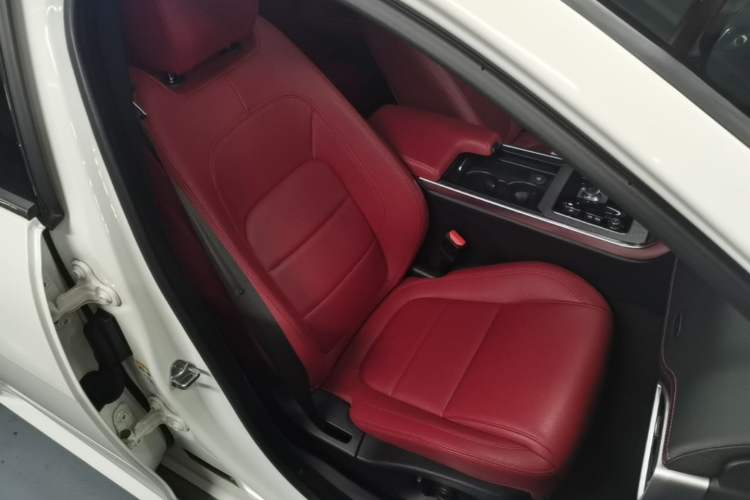 Used Jaguar XEL 2020 2.0T 200 PS R-DYNAMIC S Advanced Sport Edition Right Front Seat