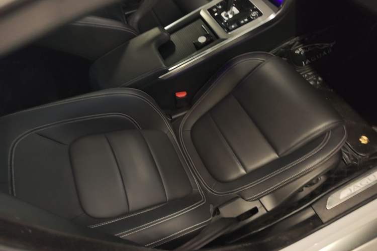 Used Jaguar XEL 2020 2.0T 200PS R-DYNAMIC Youth Sports Edition Right Front Seat