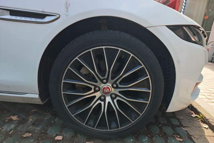 Used Jaguar XEL 2020 2.0T 200 PS S Advanced Elegance Edition Right Front Wheel Hub