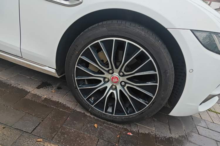 Used Jaguar XEL 2020 2.0T 200 PS S Advanced Elegance Edition Right Front Wheel Hub