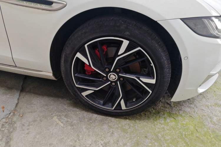 Used Jaguar XEL 2020 2.0T 200 PS S Advanced Elegance Edition Right Front Wheel Hub