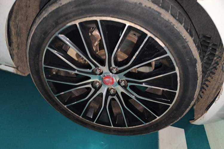 Used Jaguar XEL 2020 2.0T 200 PS S Advanced Elegance Edition Right Front Wheel Hub