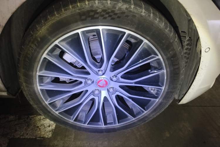 Used Jaguar XEL 2020 2.0T 200 PS S Advanced Elegance Edition Right Front Wheel Hub