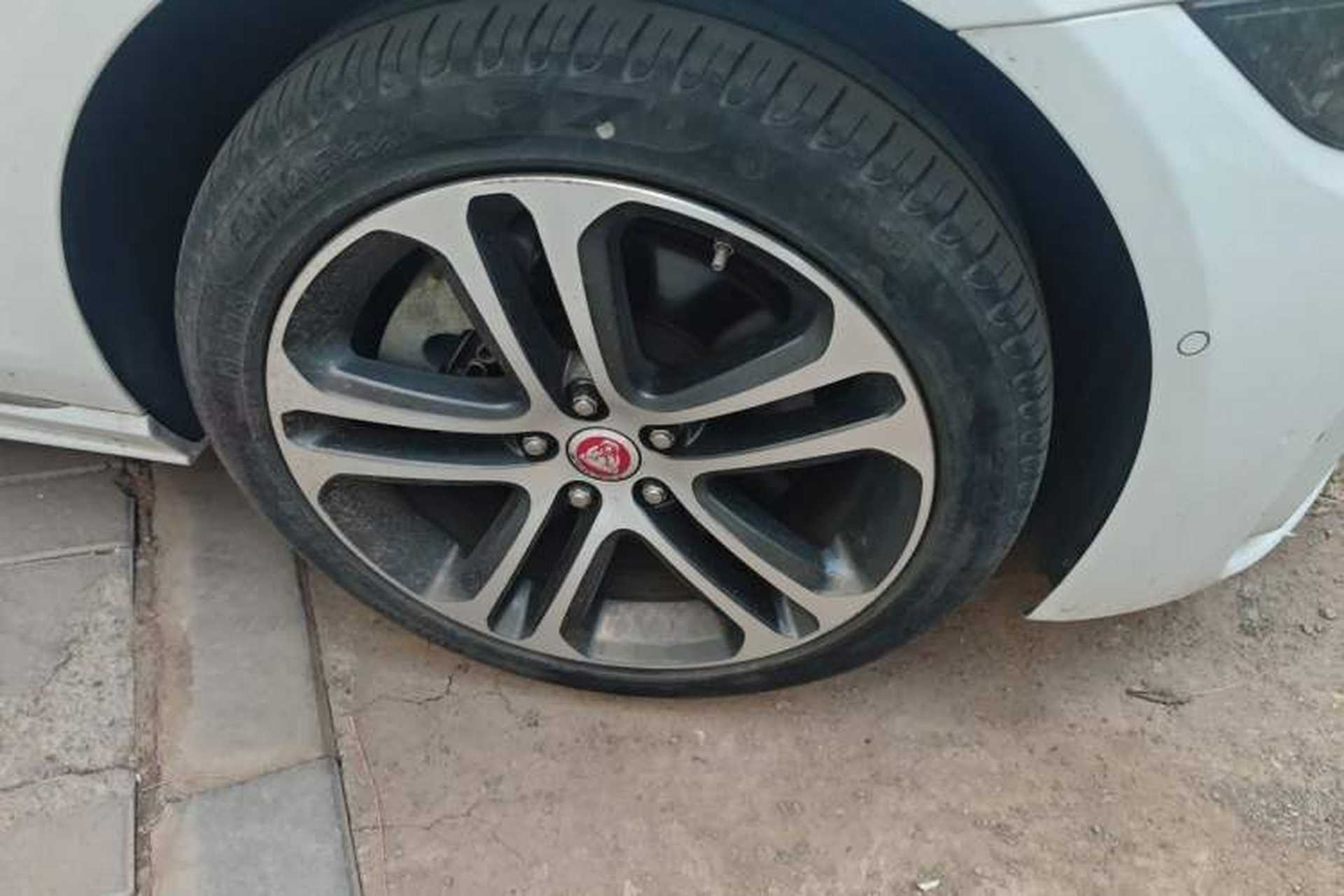 Used Jaguar XEL 2020 2.0T 200 PS R-DYNAMIC S Advanced Sport Edition Right Front Wheel Hub