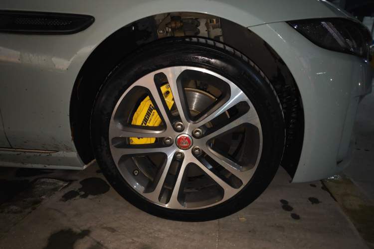 Used Jaguar XEL 2020 2.0T 200 PS R-DYNAMIC S Advanced Sport Edition Right Front Wheel Hub