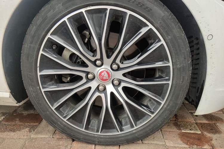Used Jaguar XEL 2020 2.0T 200 PS S Advanced Elegance Edition Right Front Wheel Hub