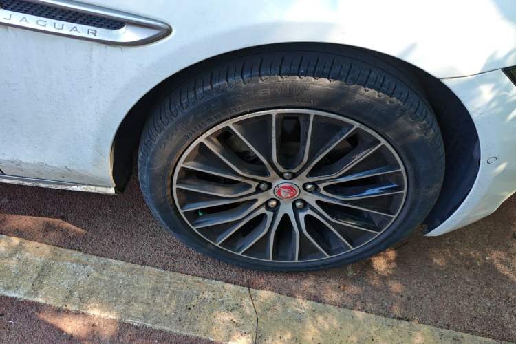 Used Jaguar XEL 2020 2.0T 200 PS S Advanced Elegance Edition Right Front Wheel Hub