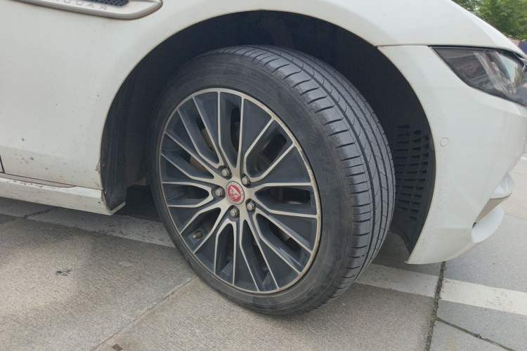 Used Jaguar XEL 2020 2.0T 250 PS SE Tech-Elegant Edition Right Front Wheel Hub