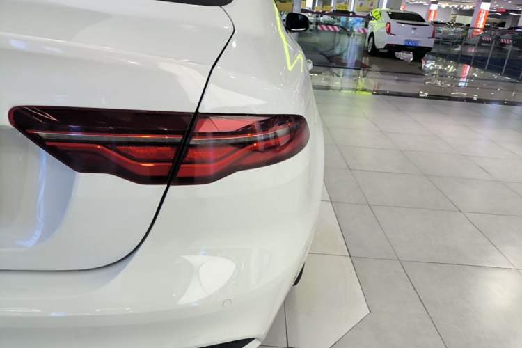Used Jaguar XEL 2020 2.0T 200 PS R-DYNAMIC S Advanced Sport Edition Right Rear Taillight