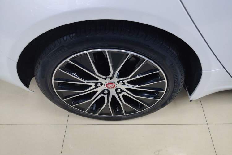 Used Jaguar XEL 2020 2.0T 200 PS S Advanced Elegance Edition Right Rear Wheel Hub