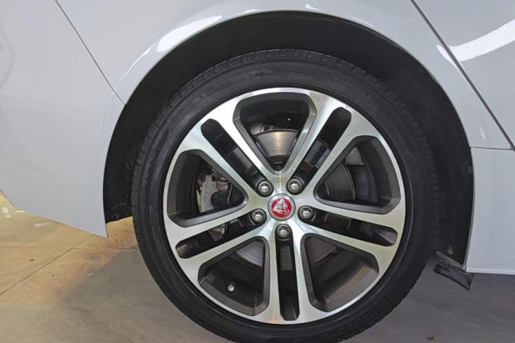 Used Jaguar XEL 2020 2.0T 200 PS R-DYNAMIC S Advanced Sport Edition Right Rear Wheel Hub